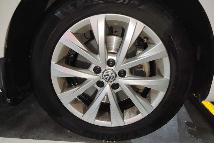 Used Volkswagen Lavida 2015 230TSI DSG Comfort Edition Right Front Wheel Hub