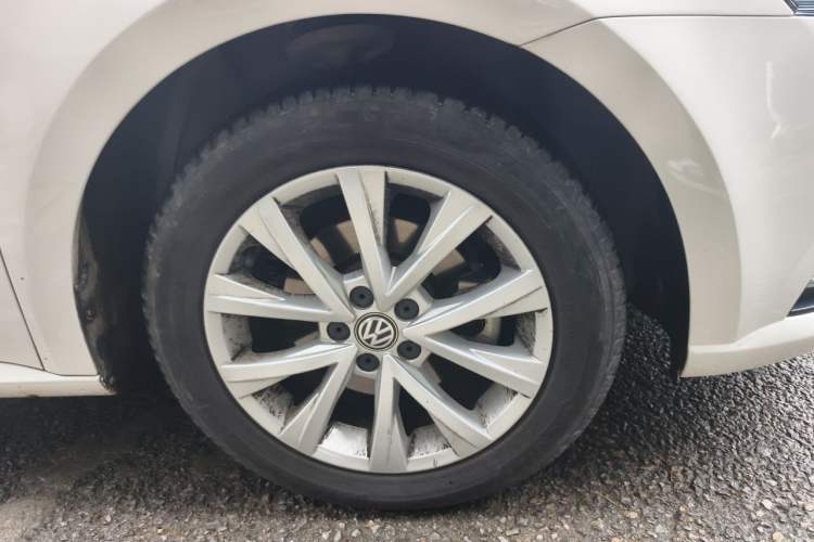 Used Volkswagen Lavida 2015 1.6L Automatic Comfort Edition Right Front Wheel Hub