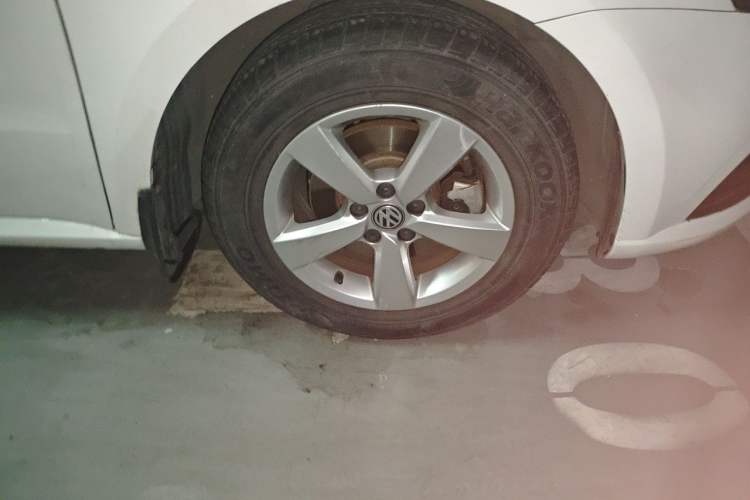 Used Volkswagen Lavida 2015 1.6L Manual Fashion Edition Right Front Wheel Hub