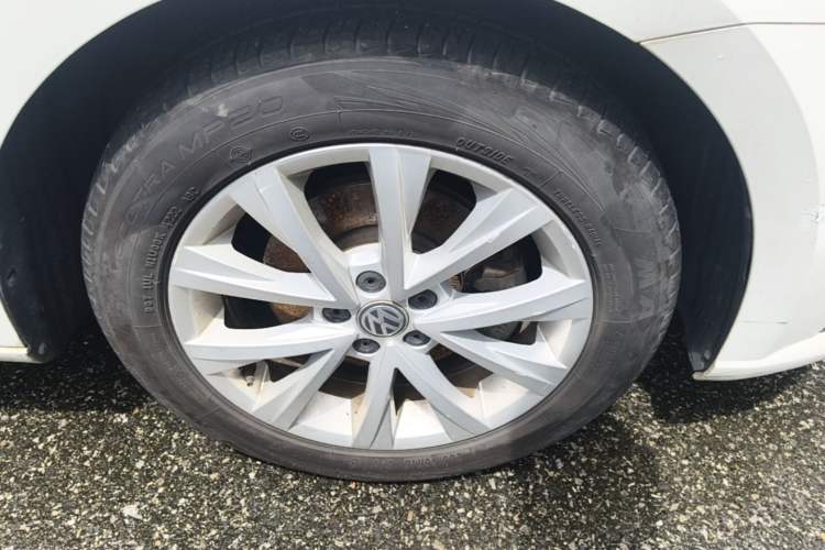 Used Volkswagen Lavida 2015 1.6L Manual Comfort Edition Right Front Wheel Hub