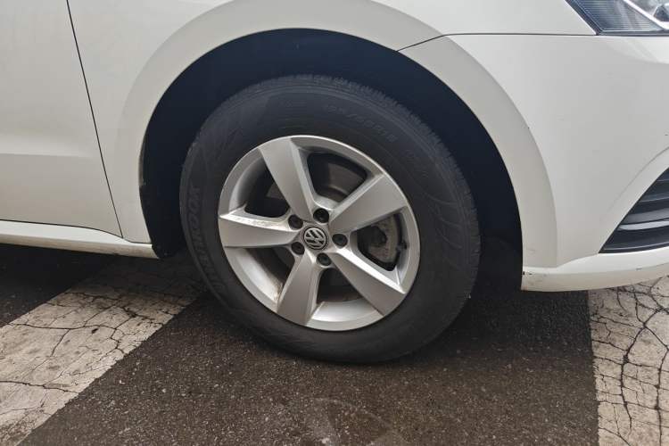 Used Volkswagen Lavida 2015 1.6L Automatic Fashion Edition Right Front Wheel Hub