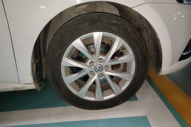 Used Volkswagen Lavida 2015 1.6L Manual Comfort Edition Right Front Wheel Hub