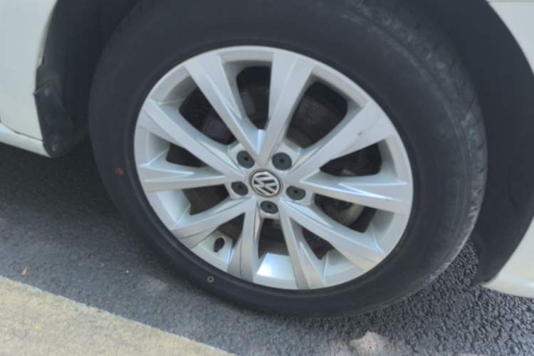 Used Volkswagen Lavida 2015 1.6L Manual Comfort Edition Right Front Wheel Hub
