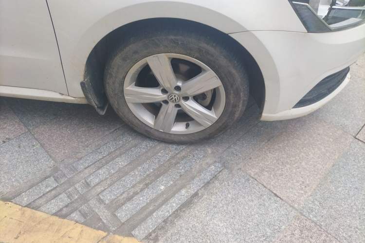 Used Volkswagen Lavida 2015 1.6L Automatic Fashion Edition Right Front Wheel Hub