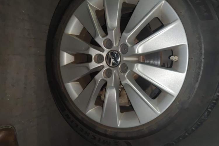 Used Volkswagen Lavida 2015 1.6L Automatic Comfort Edition Right Front Wheel Hub