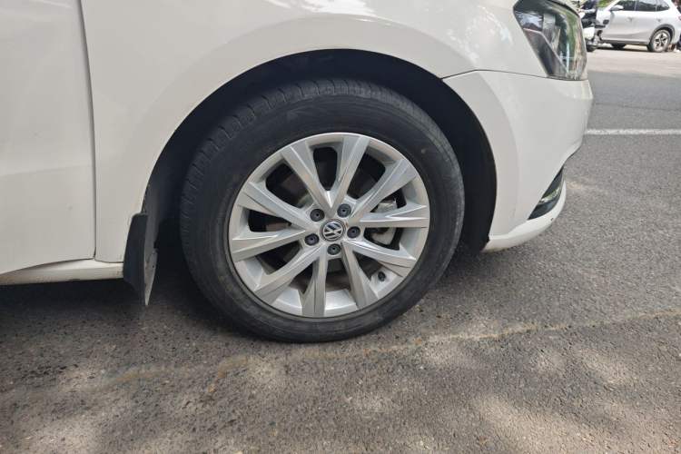 Used Volkswagen Lavida 2015 1.6L Automatic Comfort Edition Right Front Wheel Hub