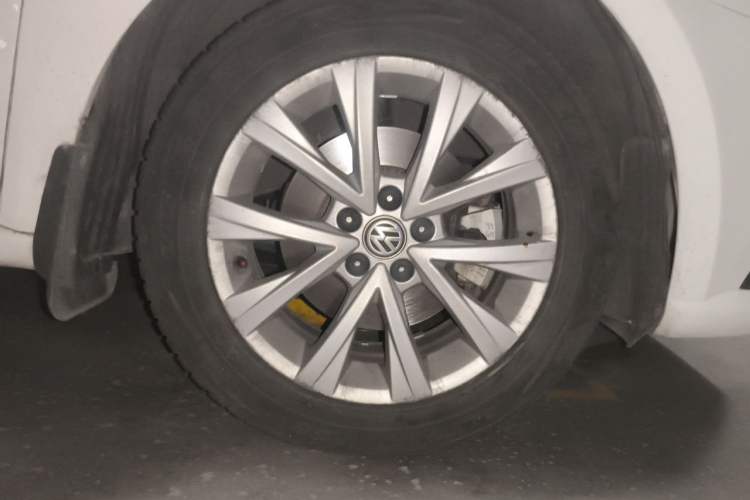 Used Volkswagen Lavida 2015 1.6L Automatic Comfort Edition Right Front Wheel Hub
