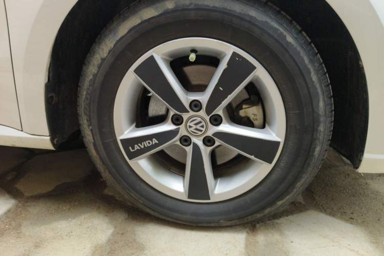 Used Volkswagen Lavida 2015 1.6L Automatic Fashion Edition Right Front Wheel Hub