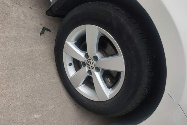 Used Volkswagen Lavida 2015 1.6L Automatic Fashion Edition Right Front Wheel Hub