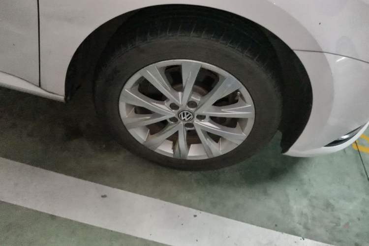 Used Volkswagen Lavida 2015 1.6L Automatic Comfort Edition Right Front Wheel Hub