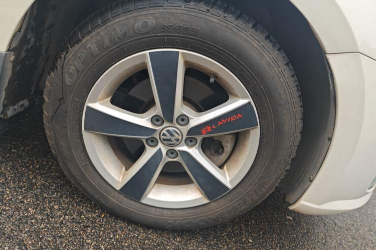 Used Volkswagen Lavida 2015 1.6L Automatic Fashion Edition Right Front Wheel Hub