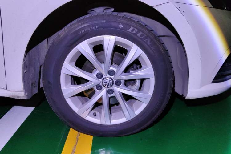Used Volkswagen Lavida 2015 1.6L Automatic Comfort Edition Right Front Wheel Hub