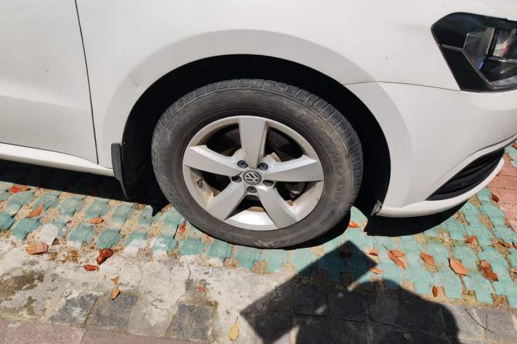 Used Volkswagen Lavida 2015 1.6L Automatic Fashion Edition Right Front Wheel Hub