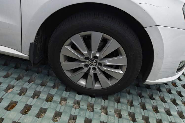 Used Volkswagen Lavida 2015 1.6L Automatic Comfort Edition Right Front Wheel Hub