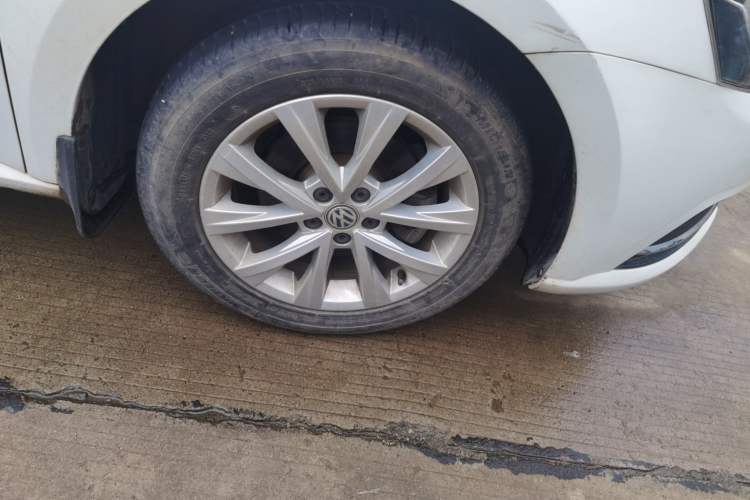 Used Volkswagen Lavida 2015 1.6L Automatic Comfort Edition Right Front Wheel Hub