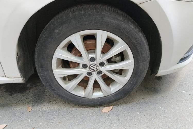 Used Volkswagen Lavida 2015 1.6L Automatic Comfort Edition Right Front Wheel Hub