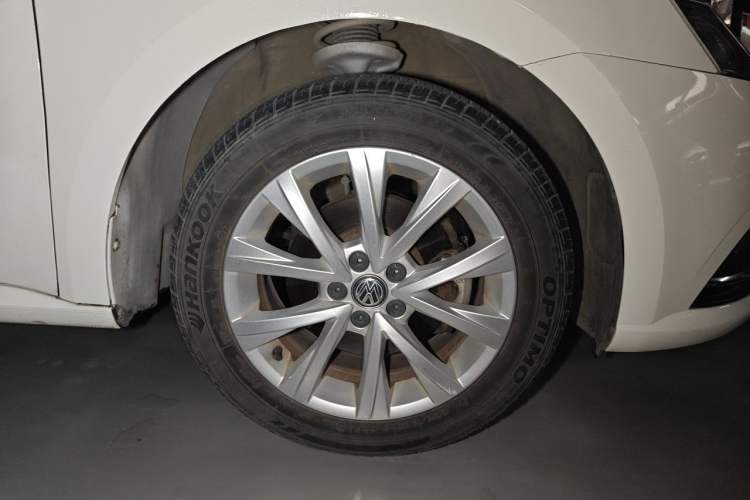 Used Volkswagen Lavida 2015 1.6L Automatic Comfort Edition Right Front Wheel Hub