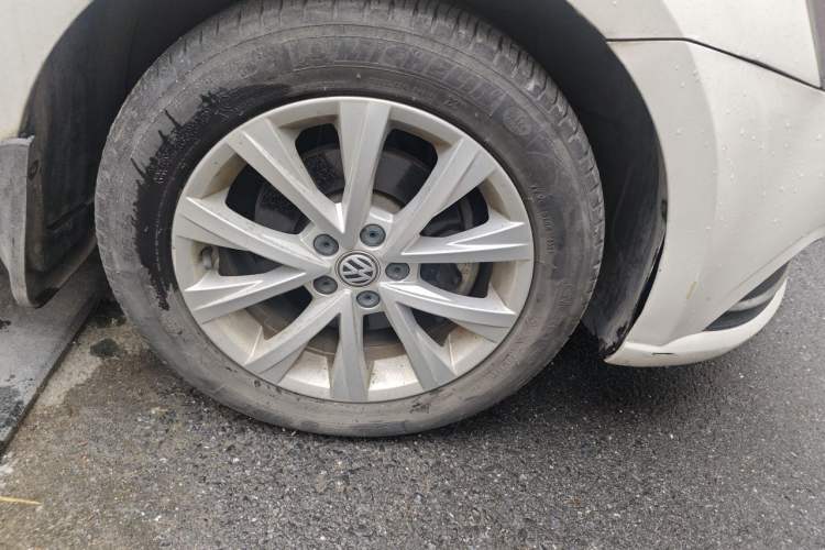 Used Volkswagen Lavida 2015 1.6L Automatic Comfort Edition Right Front Wheel Hub