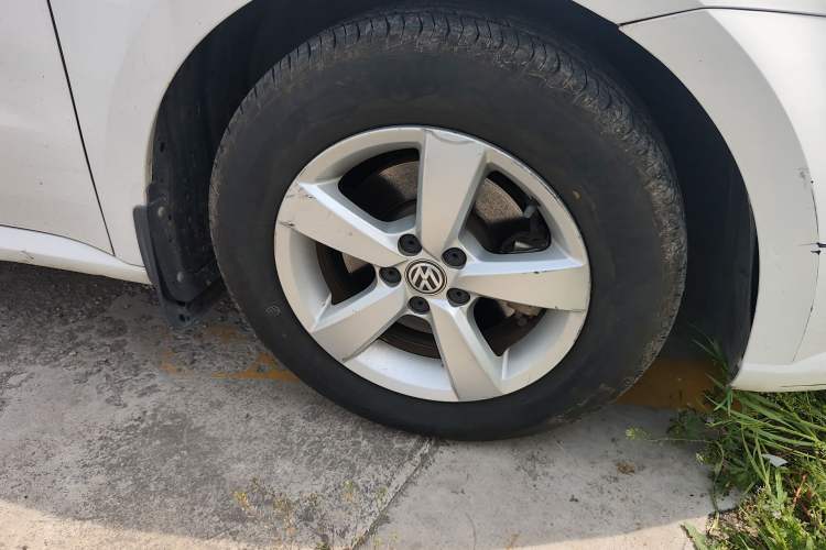 Used Volkswagen Lavida 2015 1.6L Manual Fashion Edition Right Front Wheel Hub