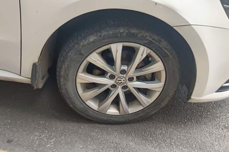 Used Volkswagen Lavida 2015 1.6L Automatic Comfort Edition Right Front Wheel Hub