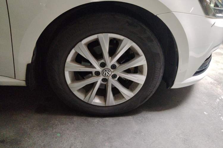 Used Volkswagen Lavida 2015 1.6L Automatic Comfort Edition Right Front Wheel Hub
