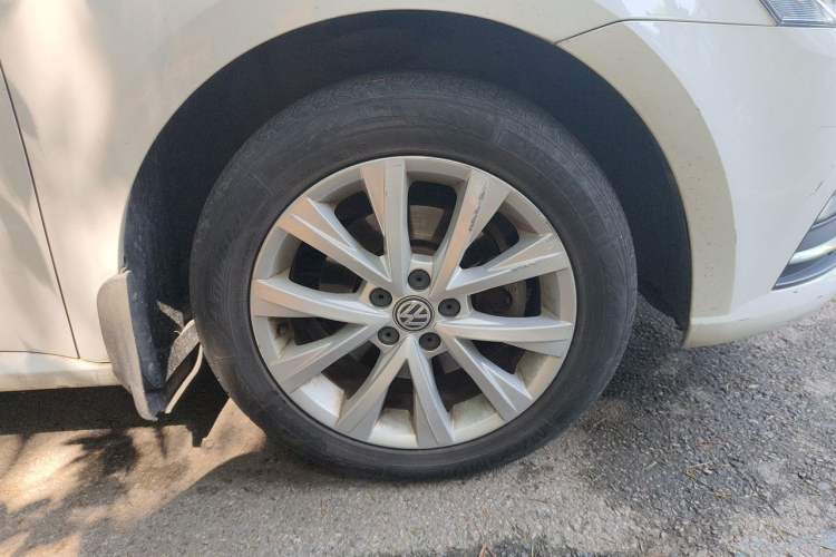 Used Volkswagen Lavida 2015 1.6L Automatic Comfort Edition Right Front Wheel Hub