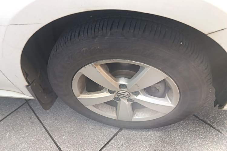 Used Volkswagen Lavida 2015 1.6L Automatic Fashion Edition Right Front Wheel Hub