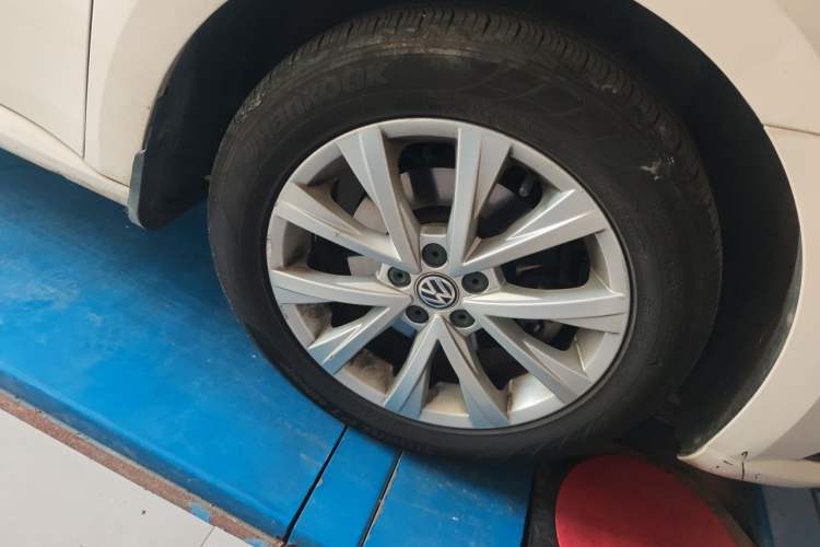 Used Volkswagen Lavida 2015 1.6L Manual Comfort Edition Right Front Wheel Hub