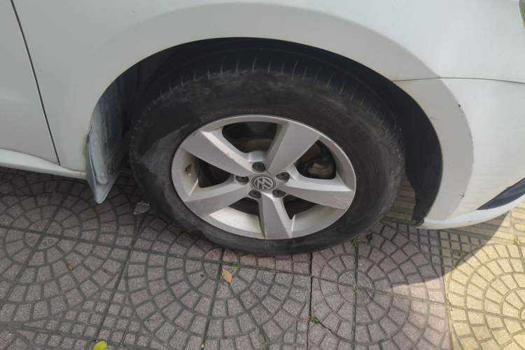 Used Volkswagen Lavida 2015 1.6L Automatic Fashion Edition Right Front Wheel Hub