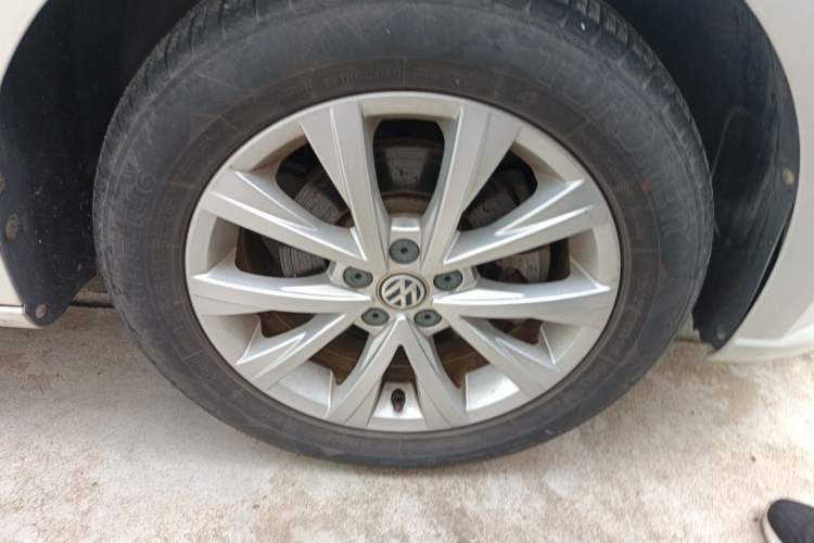 Used Volkswagen Lavida 2015 1.6L Automatic Comfort Edition Right Front Wheel Hub