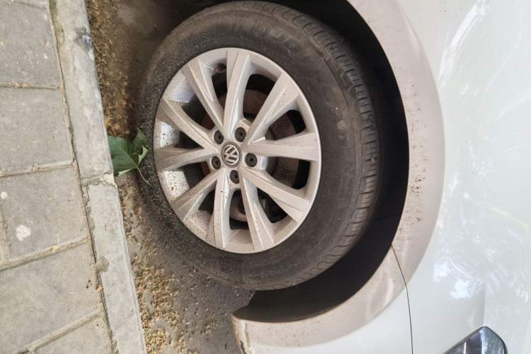Used Volkswagen Lavida 2015 1.6L Automatic Comfort Edition Right Front Wheel Hub