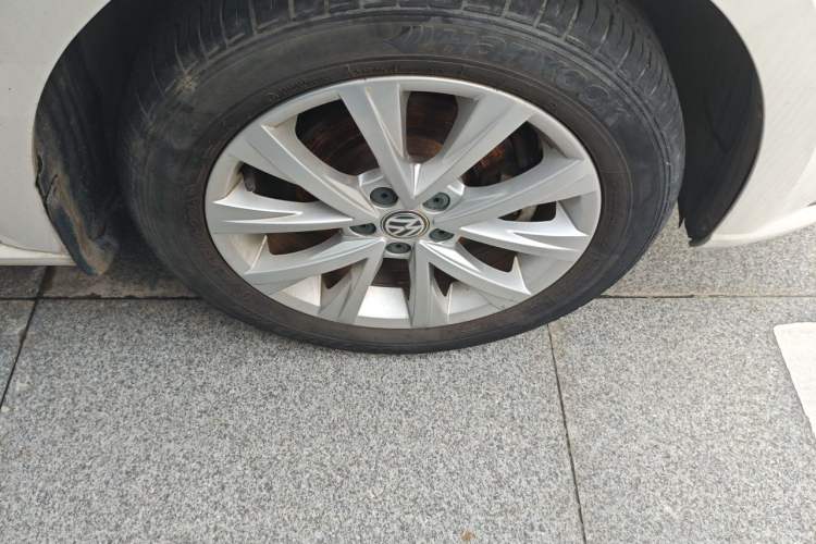 Used Volkswagen Lavida 2015 1.6L Automatic Comfort Edition Right Front Wheel Hub