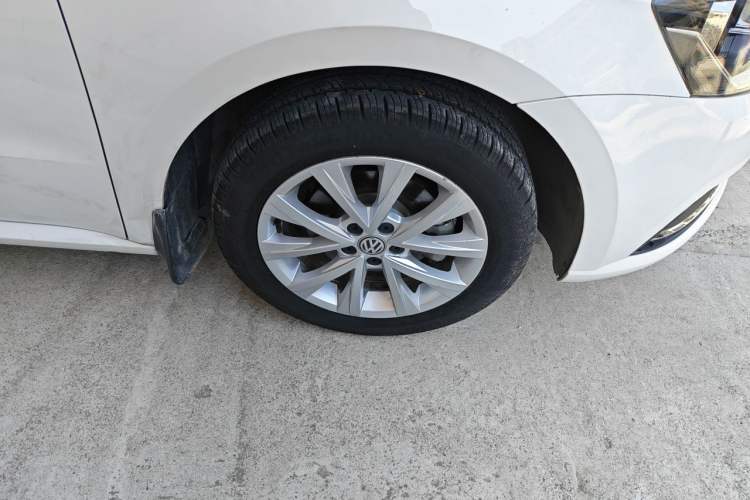 Used Volkswagen Lavida 2015 1.6L Automatic Comfort Edition Right Front Wheel Hub