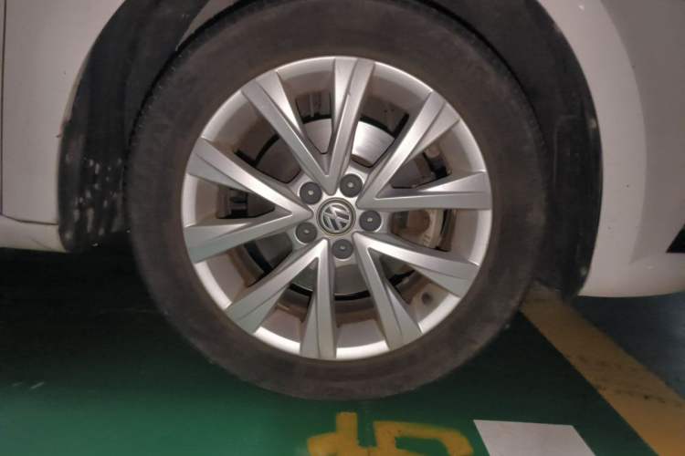 Used Volkswagen Lavida 2015 1.6L Manual Comfort Edition Right Front Wheel Hub