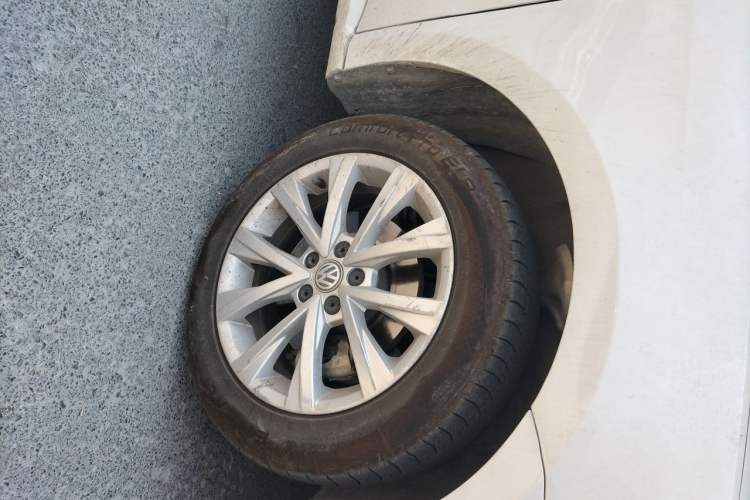 Used Volkswagen Lavida 2015 1.6L Automatic Comfort Edition Right Front Wheel Hub