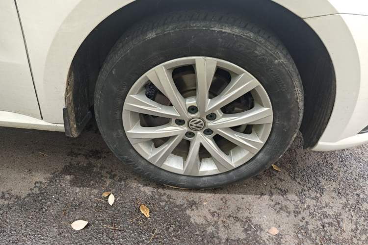 Used Volkswagen Lavida 2015 1.6L Automatic Comfort Edition Right Front Wheel Hub