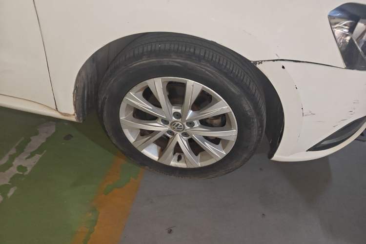 Used Volkswagen Lavida 2015 1.6L Automatic Comfort Edition Right Front Wheel Hub