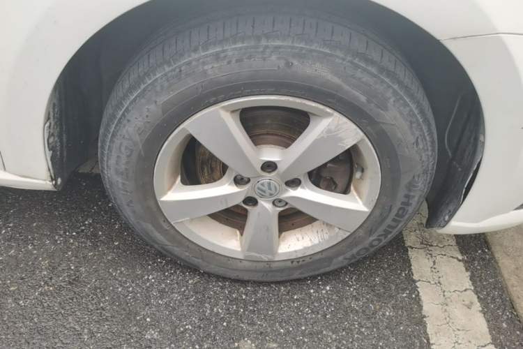 Used Volkswagen Lavida 2015 1.6L Automatic Fashion Edition Right Front Wheel Hub