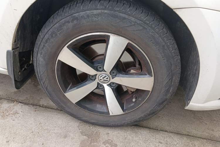 Used Volkswagen Lavida 2015 1.6L Automatic Fashion Edition Right Front Wheel Hub