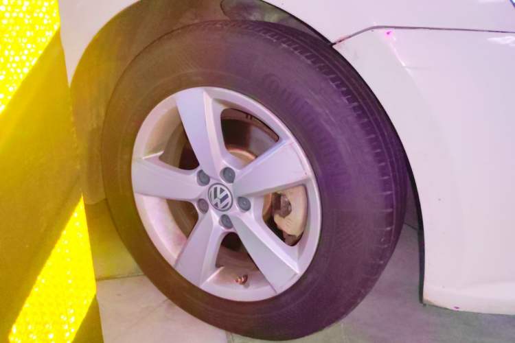 Used Volkswagen Lavida 2015 1.6L Automatic Fashion Edition Right Front Wheel Hub