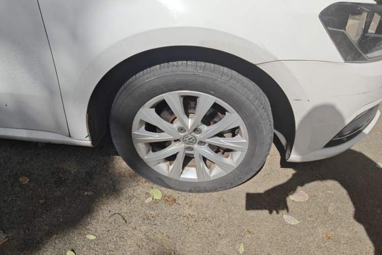 Used Volkswagen Lavida 2015 1.6L Automatic Comfort Edition Right Front Wheel Hub