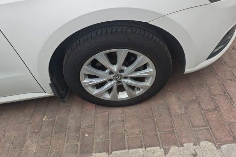 Used Volkswagen Lavida 2015 1.6L Automatic Comfort Edition Right Front Wheel Hub