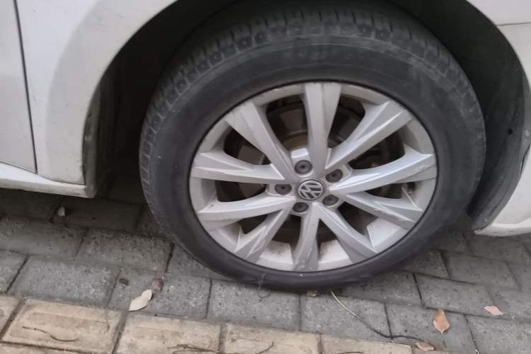 Used Volkswagen Lavida 2015 1.6L Automatic Comfort Edition Right Front Wheel Hub