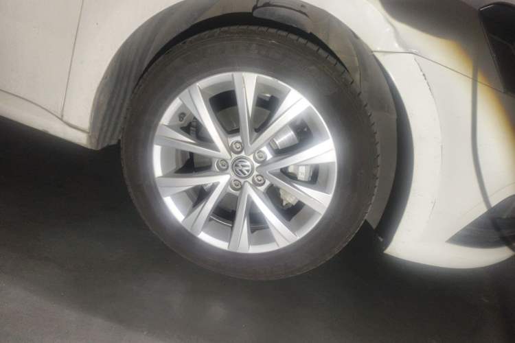 Used Volkswagen Lavida 2015 1.6L Automatic Comfort Edition Right Front Wheel Hub