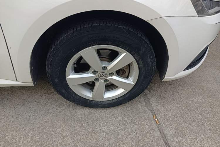 Used Volkswagen Lavida 2015 1.6L Automatic Fashion Edition Right Front Wheel Hub