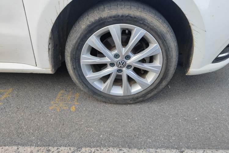 Used Volkswagen Lavida 2015 1.6L Manual Comfort Edition Right Front Wheel Hub