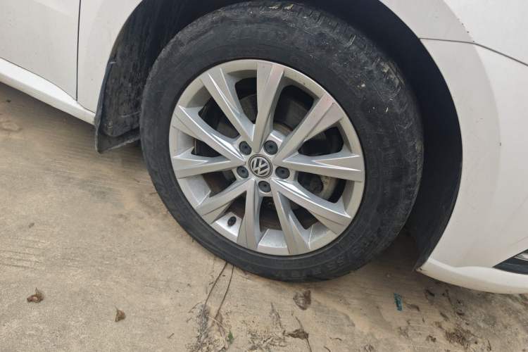 Used Volkswagen Lavida 2015 1.6L Automatic Comfort Edition Right Front Wheel Hub