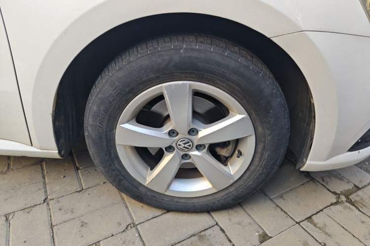 Used Volkswagen Lavida 2015 1.6L Automatic Fashion Edition Right Front Wheel Hub