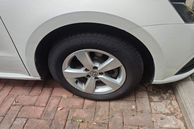Used Volkswagen Lavida 2015 1.6L Automatic Fashion Edition Right Front Wheel Hub