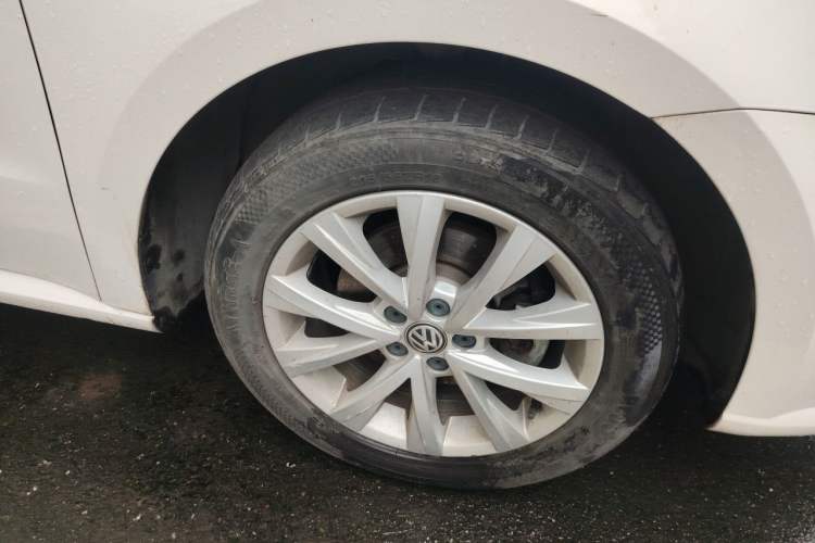 Used Volkswagen Lavida 2015 1.6L Automatic Comfort Edition Right Front Wheel Hub